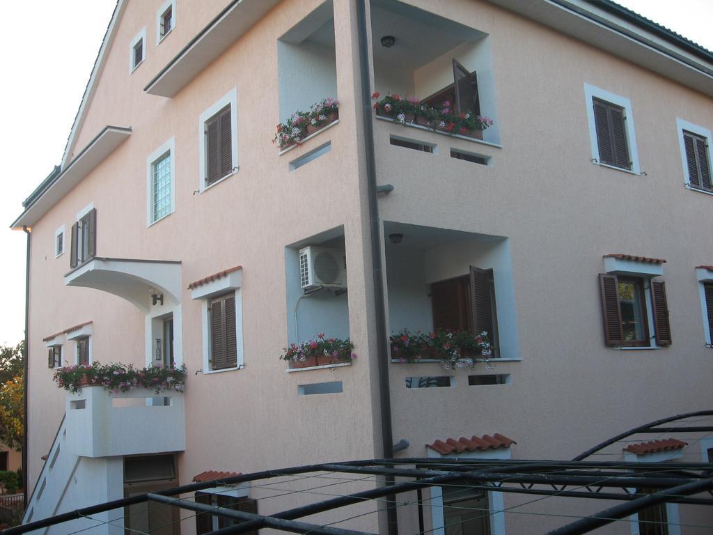 Apartments Lavanda 1 Njivice Exterior foto